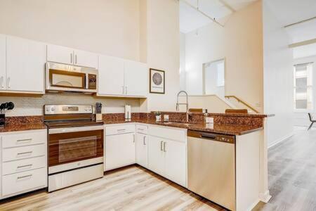 אינדיאנפוליס Cozysuites - 2Br With Direct Skybridge Access #1 מראה חיצוני תמונה